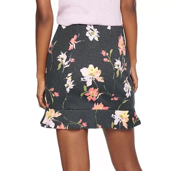 NWT SO BLACK FLORAL MINI FLOUNCE SKIRT WITH RUFFLE HEM SIZE XS - Picture 2 of 8